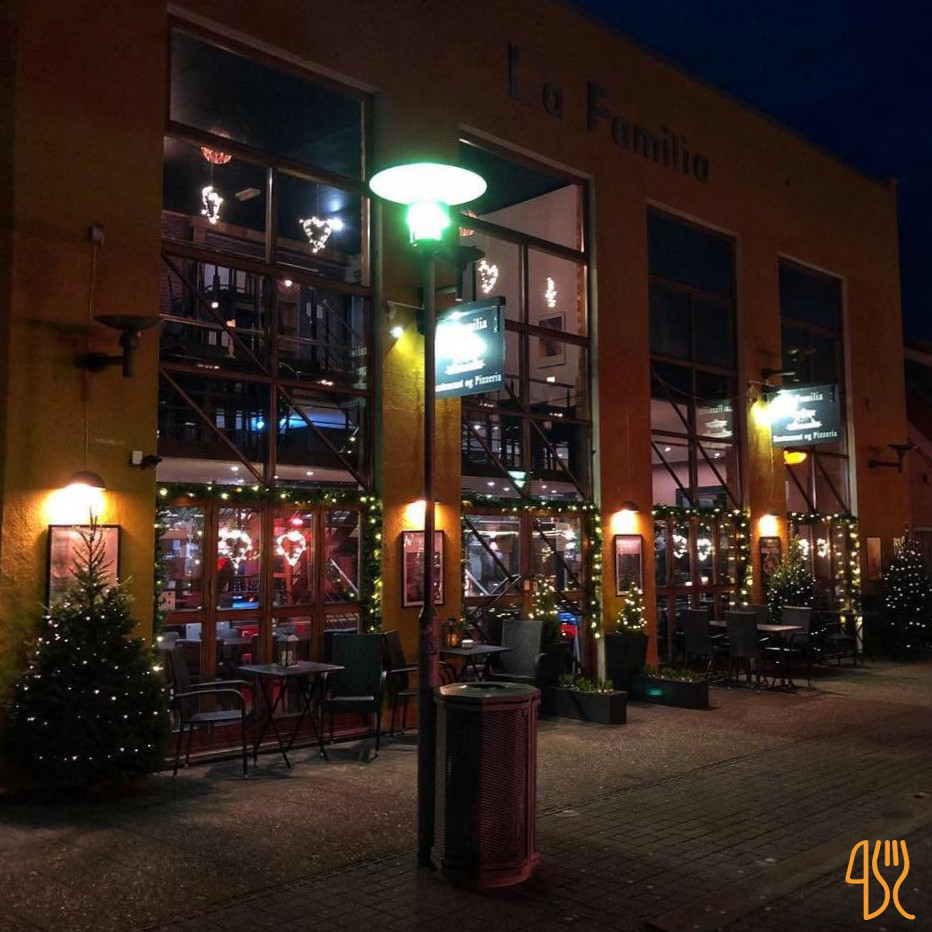 Og Pizzeria La Familia Udenfor