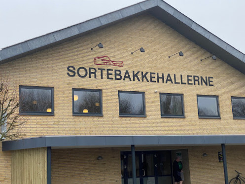 Sortebakkehallerne Udenfor