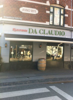 Da Claudio outside