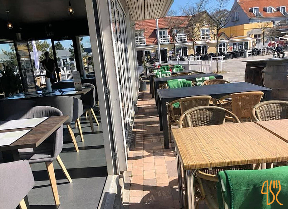 Cafe Delias Udenfor