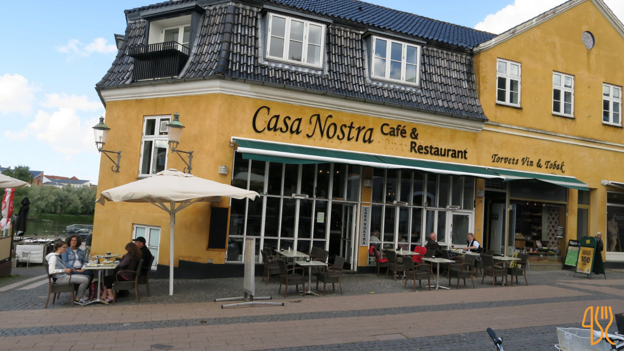Casa Nostra Udenfor