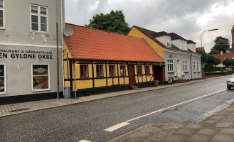 Den Gyldne Okse outside