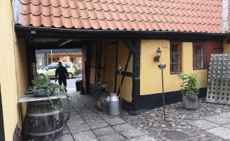 Den Gyldne Okse outside