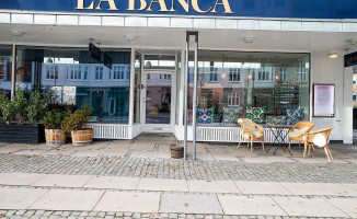 La Banca Events outside