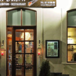 Ikura Sushi Udenfor