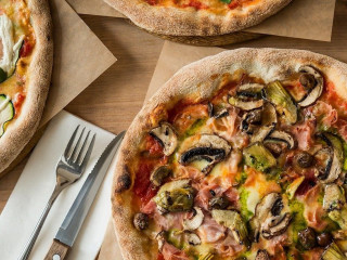 Gastronomia Ægte Brændeovns Pizza