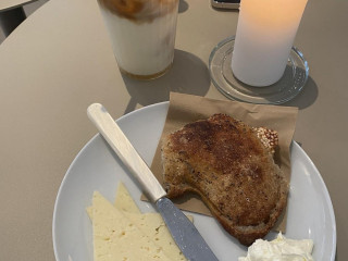 Momo Coffee Eatery