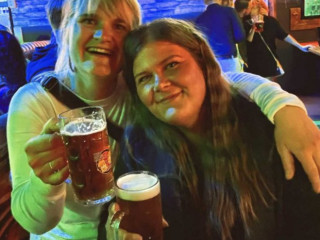 Zwei Grosse Bierbar